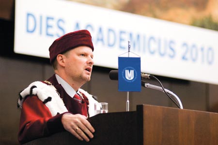 U příležitosti Dies academicus předstoupí před akademickou veřejnost se svým tradičním projevem rektor Petr Fiala. Foto: David Povolný.