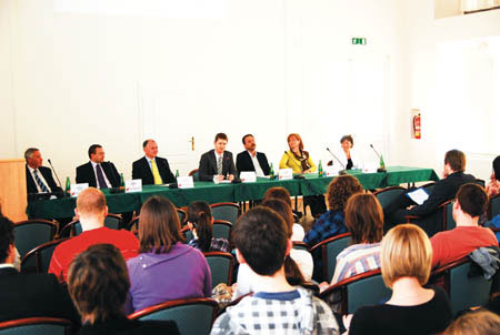 Pozvání politologů na předvolební debatu na FSS přijalo šest politiků (zleva): Augustin Forman (KSČM), Josef Dobeš (VV), Stanislav Juránek (KDU-ČSL), Walter Bartoš (ODS), Jana Drápalová (SZ) a Anna Putnová (TOP 09).