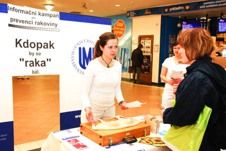 Tři dny studenti mluvili o rakovině s těmi, kdo procházeli atriem Velkého Špalíčku. Foto: Martin Kopáček.